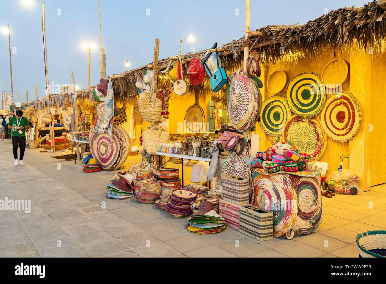 Gewebte Matten und Körbe aus getrockneten Palmblättern mit vergrößerten Bildern. Traditionelle Kunst und Kunsthandwerk in Doha, Katar Stockfoto