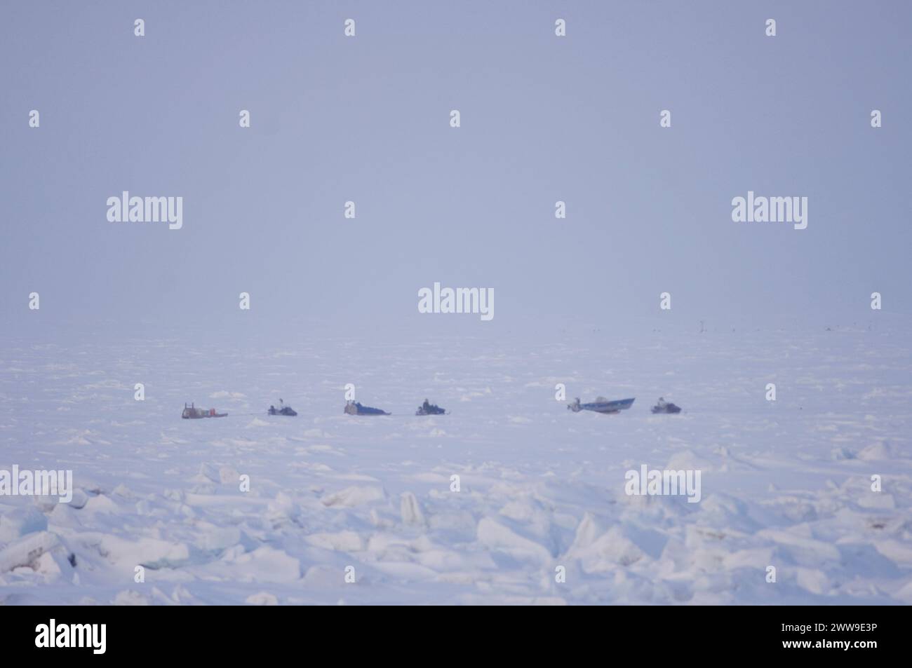 Am Ende der Frühjahrssaison flog die Crew in das Lager, die gefrorene Chuckchi Sea vor der Barrow Arctic Alaska Stockfoto