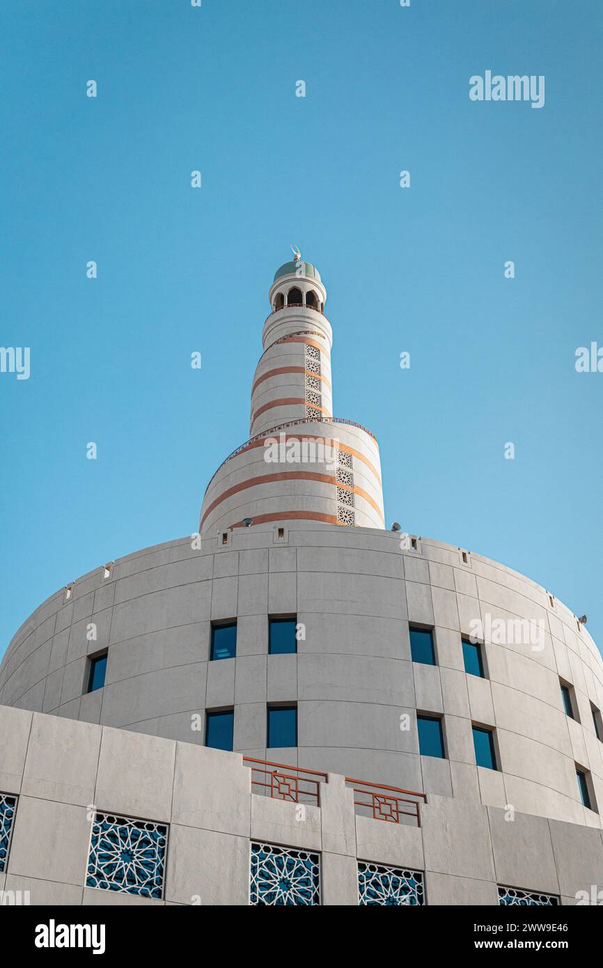 Islamisches Kulturzentrum in Doha mit blauem Himmel. Auch bekannt als Al-Fanar, ist es eines der schönsten Minarette in Souq Waqif Stockfoto