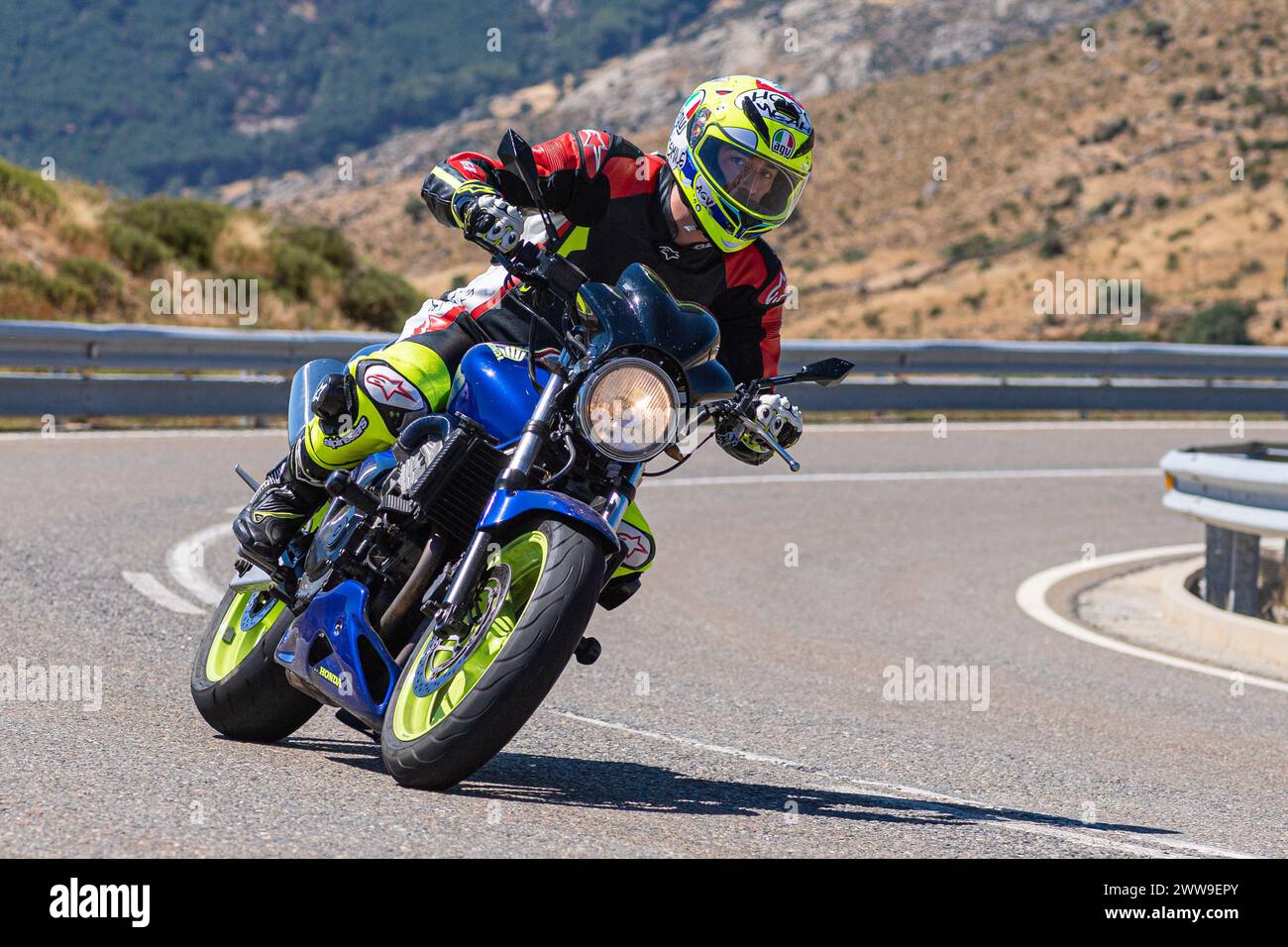 Ein Mann sitzt auf seinem Motorrad und fährt auf einer kurvenreichen Straße, Foto am 22. August 2020 in der Provinz Avila, Spanien, genannt Hafen von Nav Stockfoto