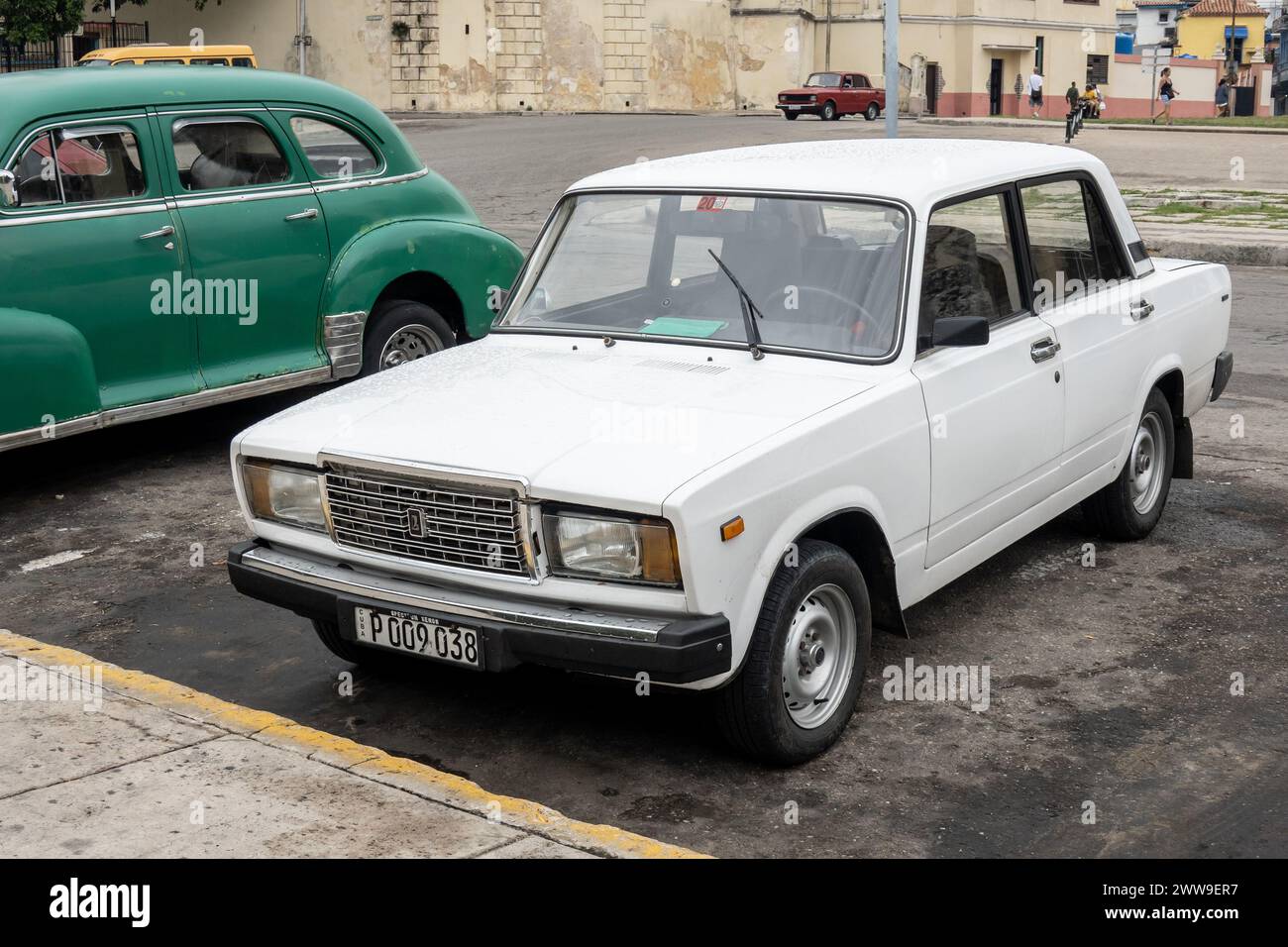 HAVANNA, KUBA - 28. AUGUST 2023: Limousine Lada Riva 2107 (VAZ 1600) in den Straßen von Havanna, Kuba Stockfoto