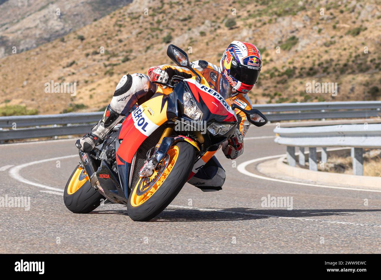 Ein Mann sitzt auf seinem Motorrad und fährt auf einer kurvenreichen Straße, Foto am 22. August 2020 in der Provinz Avila, Spanien, genannt Hafen von Nav Stockfoto