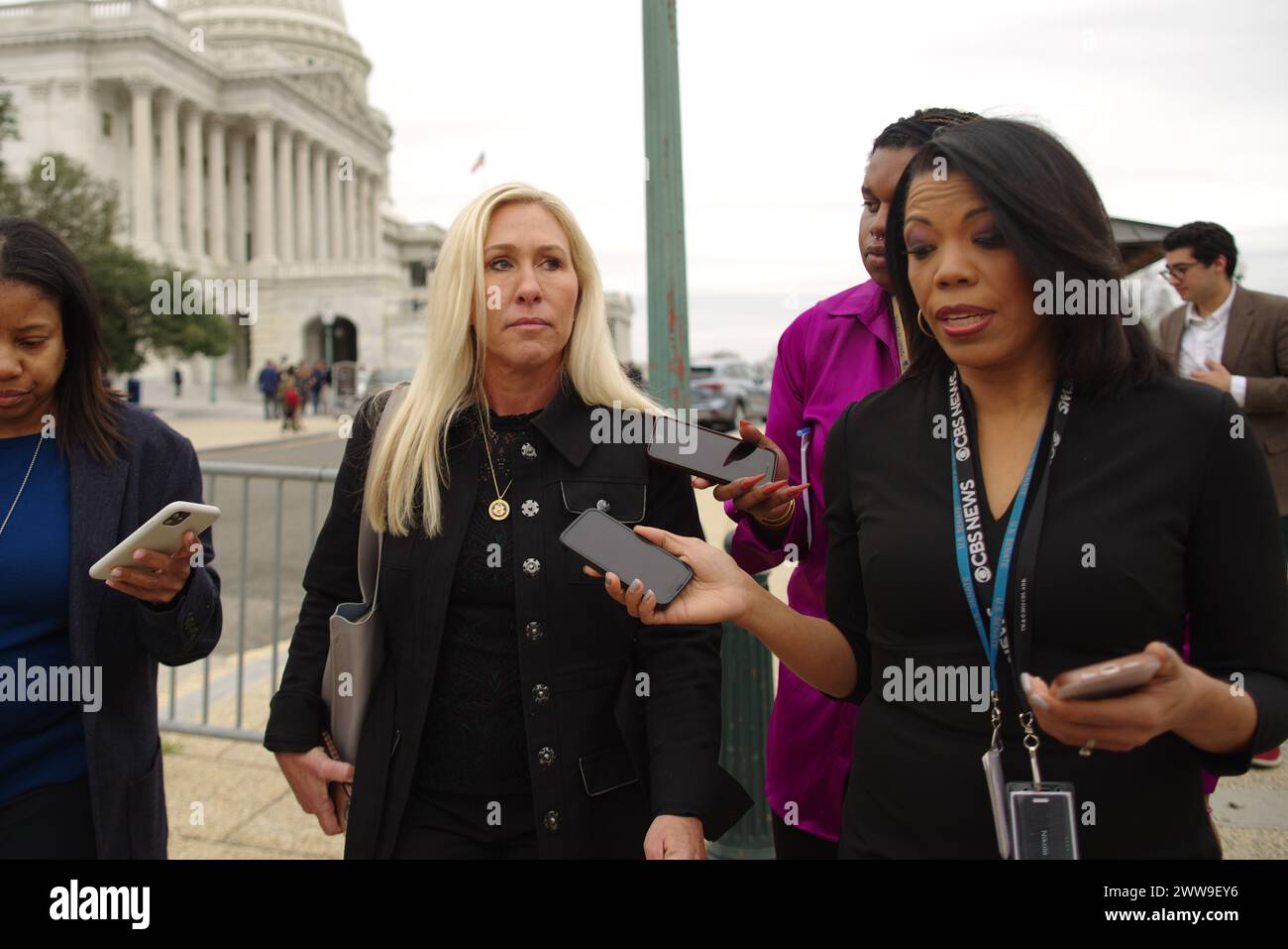 Washington, DC, USA. März 2024. US-Rep. Marjorie Taylor Greene (R-Ga.) Verlässt das Kapitol, während er mit Reportern nach einer Abstimmung über die Finanzierung der Regierung bis September spricht. Quelle: Philip Yabut/Alamy Live News Stockfoto