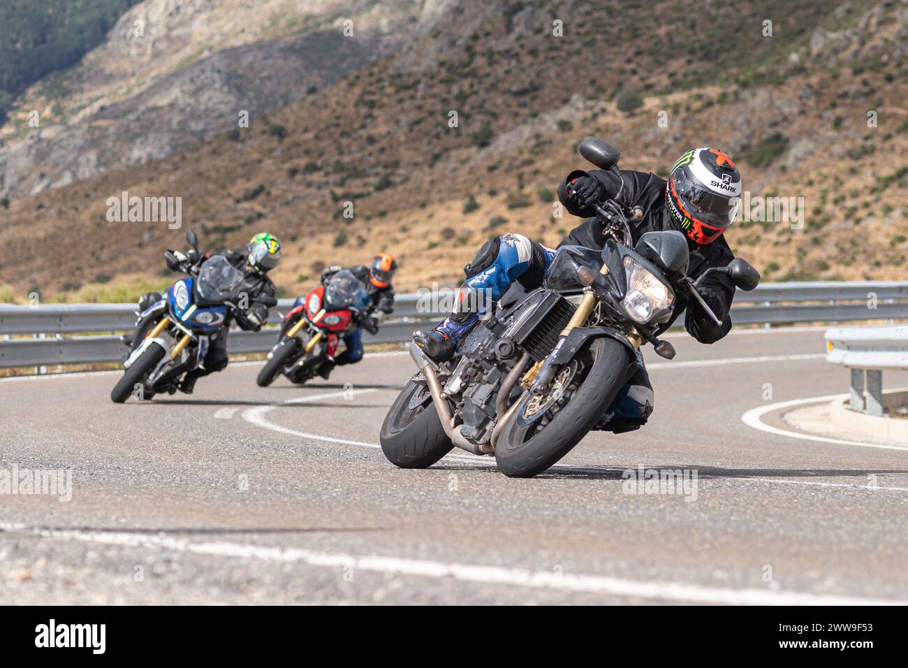 Ein Mann sitzt auf seinem Motorrad und fährt auf einer kurvenreichen Straße, Foto am 22. August 2020 in der Provinz Avila, Spanien, genannt Hafen von Nav Stockfoto