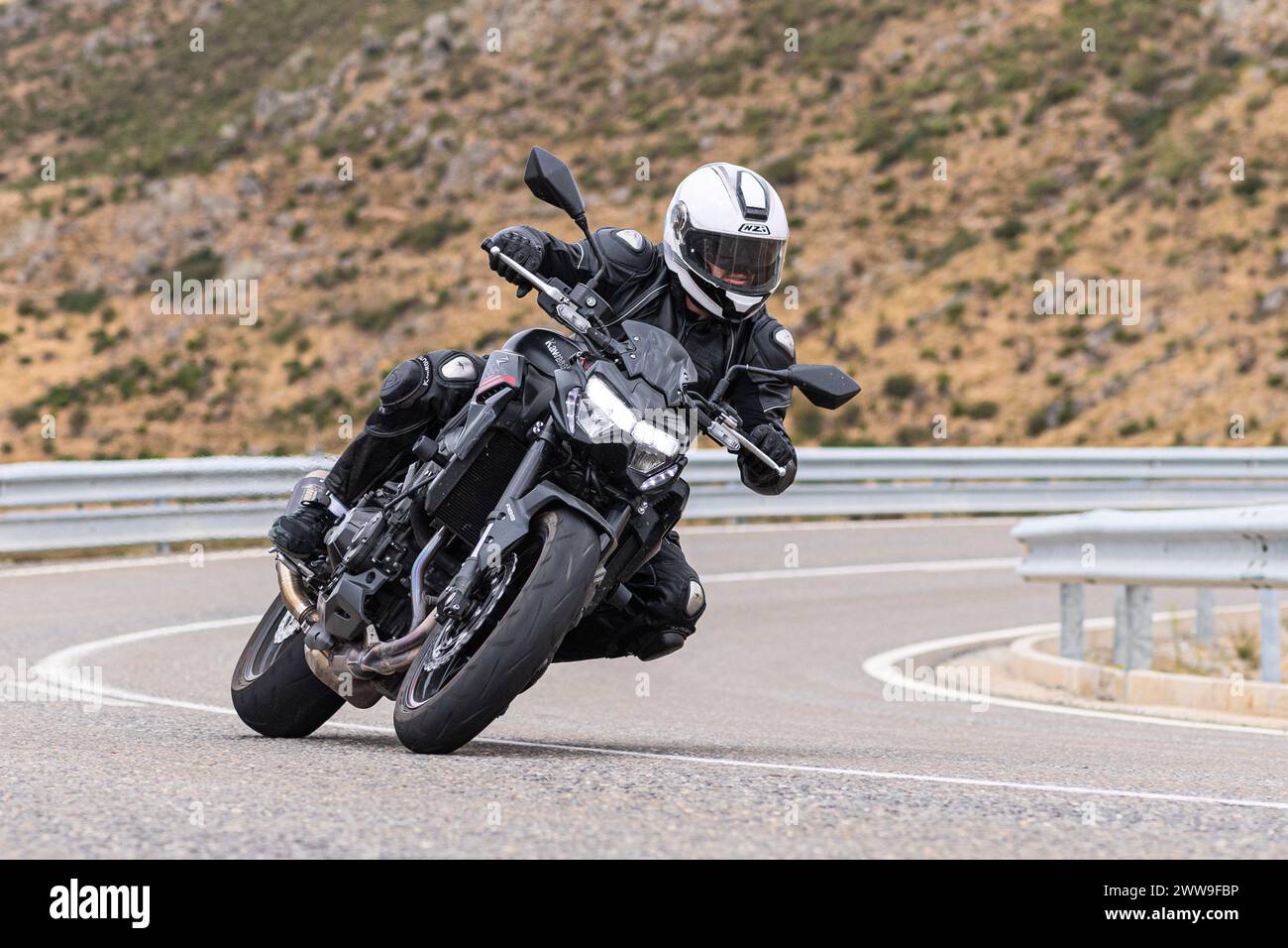 Ein Mann sitzt auf seinem Motorrad und fährt auf einer kurvenreichen Straße, Foto am 22. August 2020 in der Provinz Avila, Spanien, genannt Hafen von Nav Stockfoto