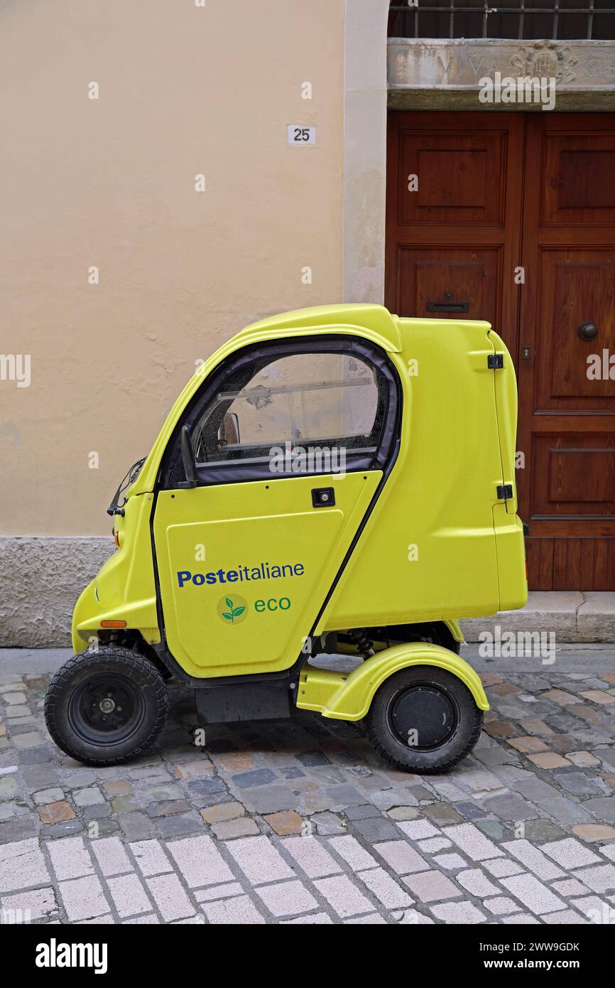 Elektrisches Postzustellfahrzeug in Italien Stockfoto