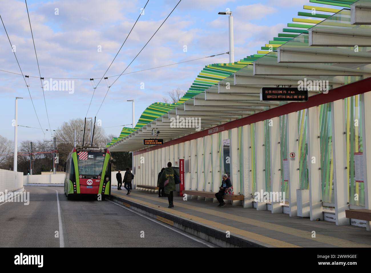 Metromare-Trolleybus-S-Bahn am Bahnhof Rimini Stockfoto