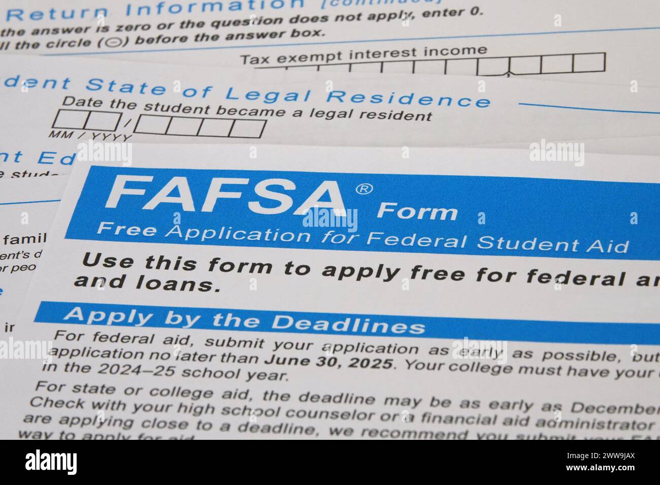 Ein FAFSA-Formular (Free Application for Federal Studentenhilfe) wird geschlossen und auf Papier gedruckt angezeigt. Stockfoto