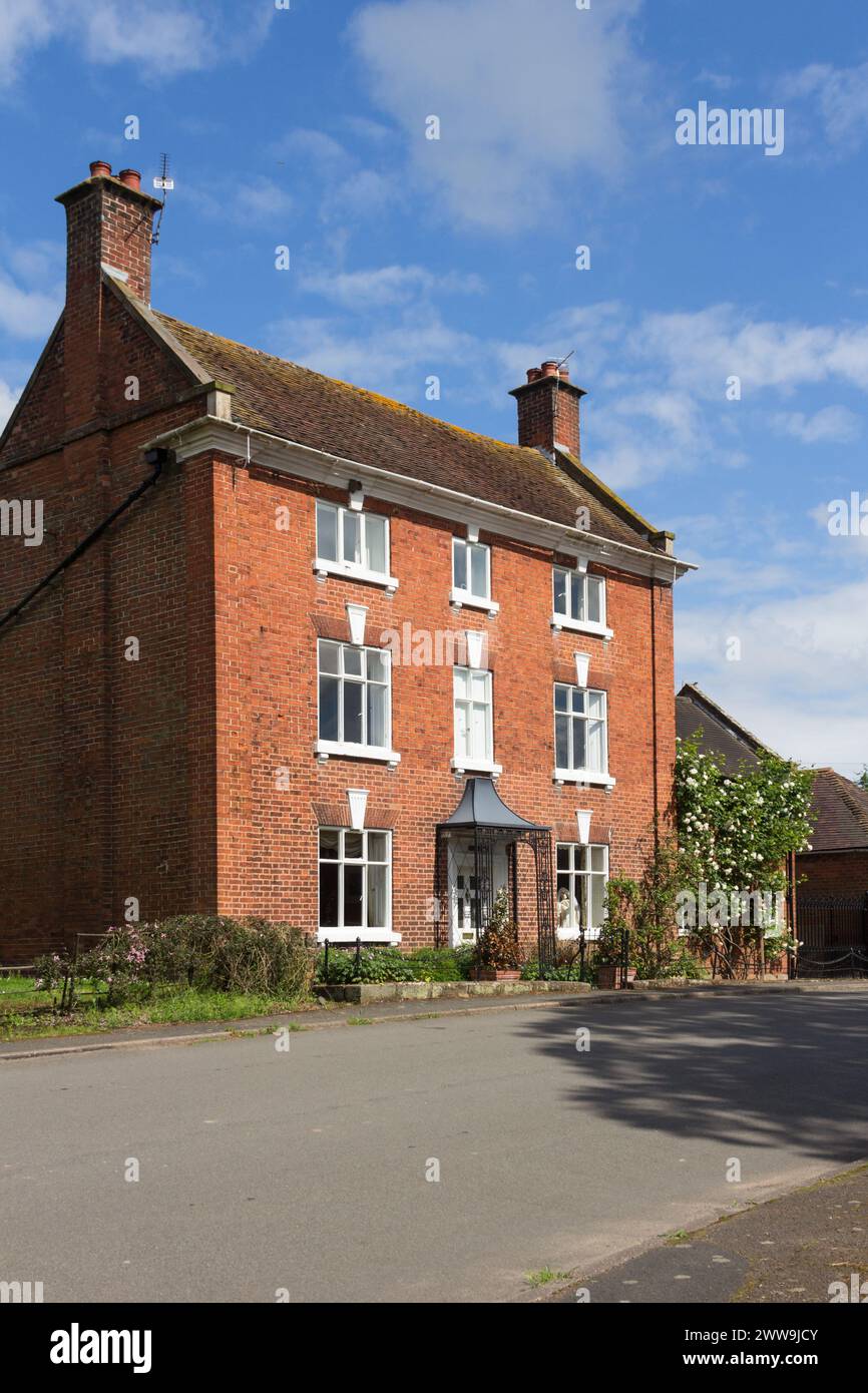 Newport Road, Tong, Shropshire, mit Blick auf das Rote Haus, ein georgianisches Gebäude, das 1766 unter Denkmalschutz steht. Stockfoto
