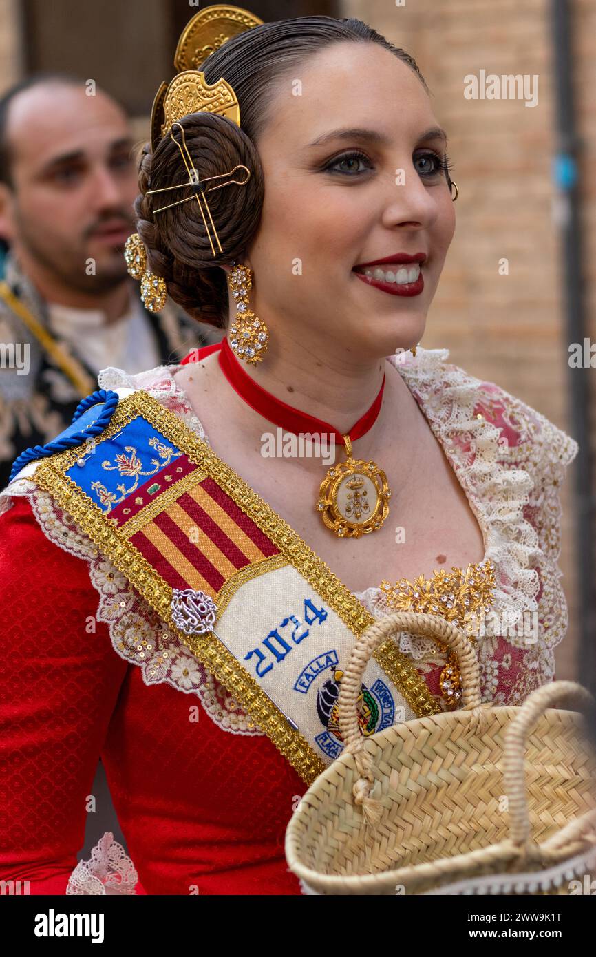 Valencianische Grace in Gandia. Die Kleidung einer Fallera erzählt eine Geschichte von Tradition und Stolz. Jeder Stich und Falte ein Testament für den dauerhaften Geist der FAL Stockfoto