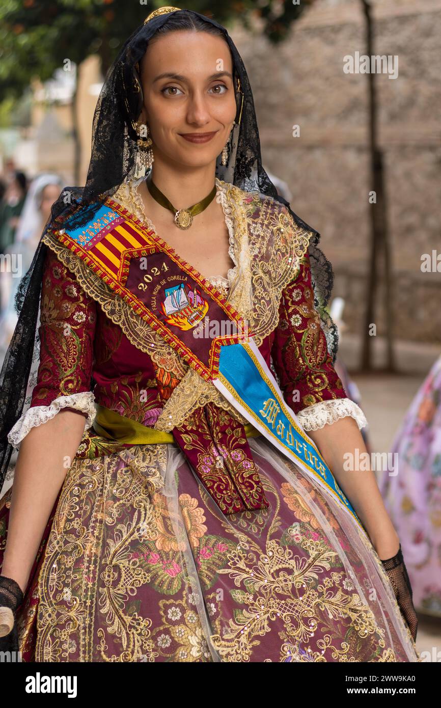 Valencianische Grace: Die festliche Dekoration einer Fallera. Ihr Kostüm, eine lebendige Hommage an die Tradition, verzaubert mit den Feiern von Gandias Fallas. Stockfoto