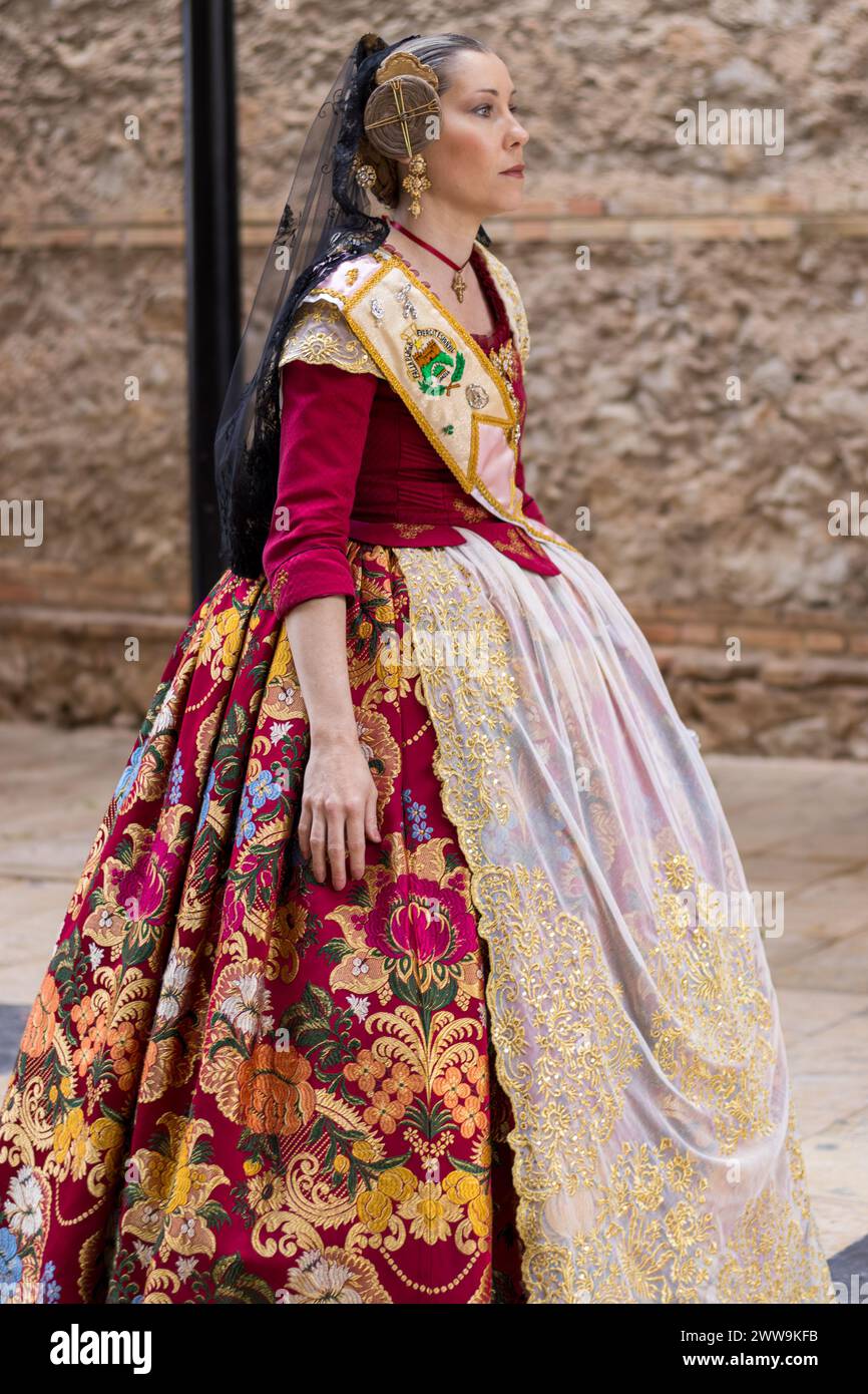 Gandias Fallas Festival: Ein Porträt der Tradition. Die Kleidung der Frau, eine lebendige Feier des Erbes, bringt die Geschichte der berühmten festiva Valencias mit sich Stockfoto