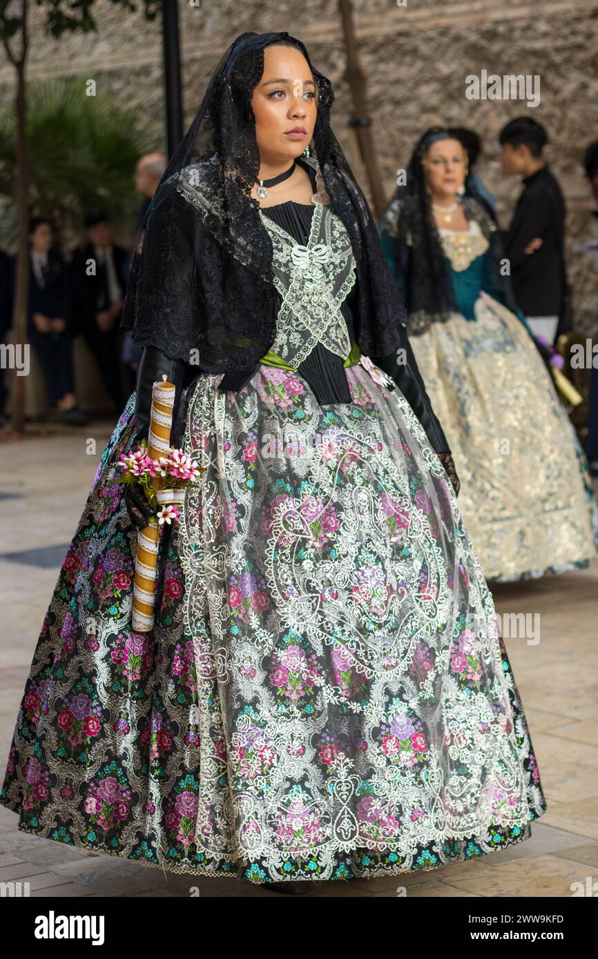 Gandias Fallas Festival: Die traditionelle Pracht einer Frau. Ihre Kleidung, eine lebendige Darstellung des valencianischen Erbes, strahlt inmitten der fröhlichen Feierlichkeiten aus Stockfoto