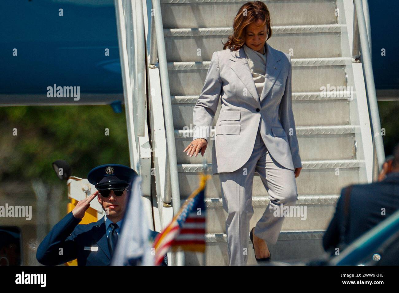 US-Vizepräsidentin Kamala Harris trifft am 22. März 2024 auf der Muñiz Air National Guard Base in San Juan, Puerto Rico ein. Harris wird Maßnahmen und Partnerschaften der Verwaltung hervorheben, die darauf abzielen, das wirtschaftliche Comeback Puerto Ricos voranzutreiben. (Foto: Edgardo J. Medina Millán/SIPA USA) Credit: SIPA USA/Alamy Live News Stockfoto