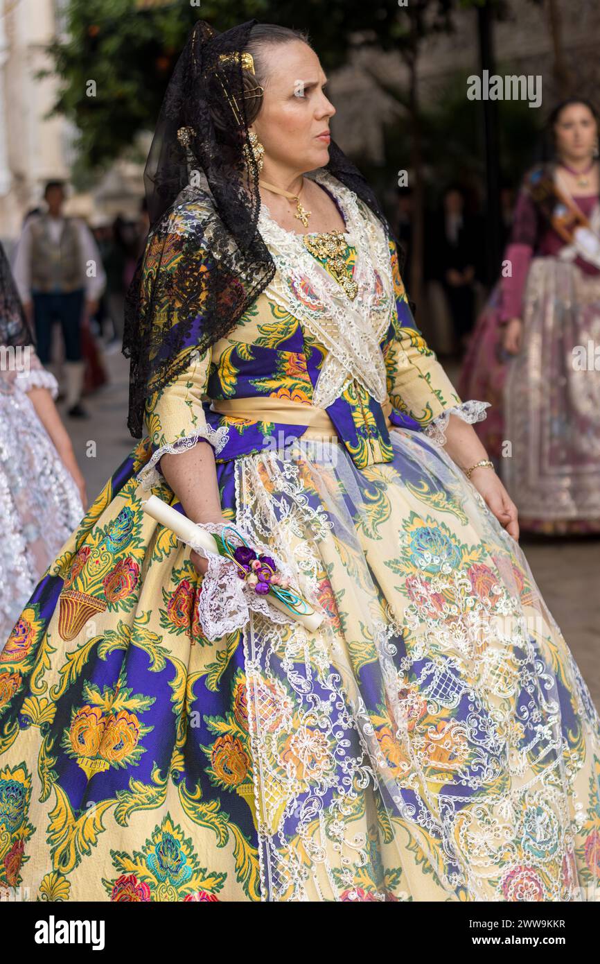 Valencianische Vibrance in Gandias Festlichkeiten. Die Tracht einer Fallera, die mit Tradition glänzt, zieht die zeitlose Eleganz des Festivals in Szene. Stockfoto
