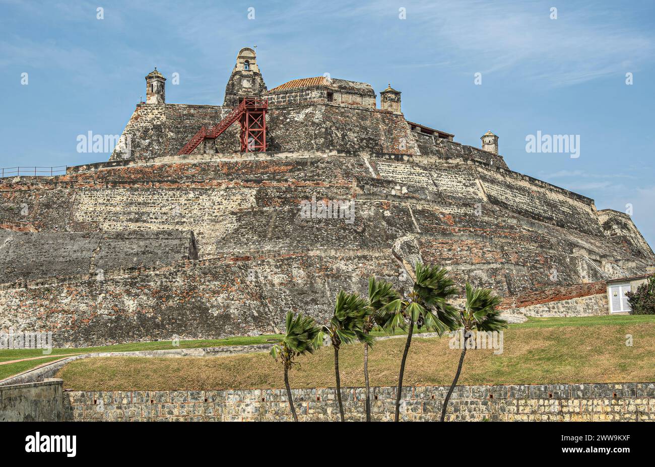 Cartagena, Kolumbien - 25. Juli 2023: Die Festung San Felipe de Barajas wird von unten nach oben gebaut. Gegen blaue Wolkenlandschaft. Rasen und Grün Stockfoto