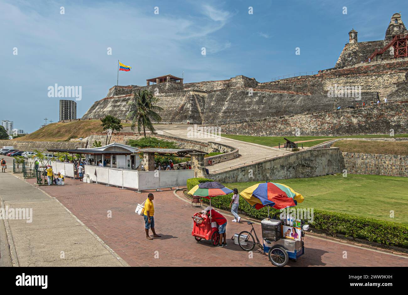 Cartagena, Kolumbien - 25. Juli 2023: Straßenverkäufer mit ihren Wagen verkaufen Getränke auf der Grau-beige-Stein-Festung San Felipe de Barajas von unten t Stockfoto