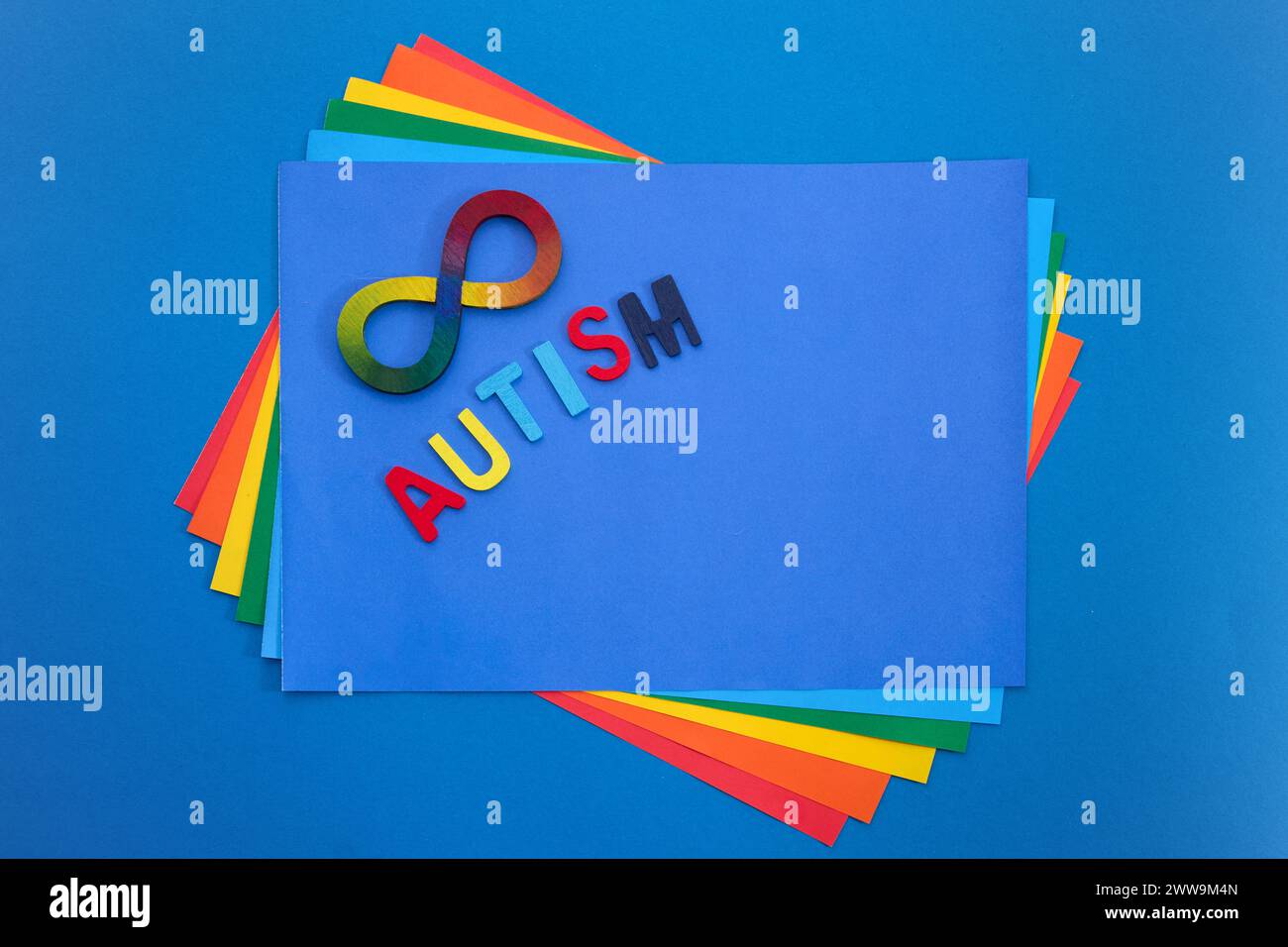 Autistisches Regenbogen8-Unendlichkeitssymbol. Autismus-Awareness-Tag-Symbol. Stockfoto