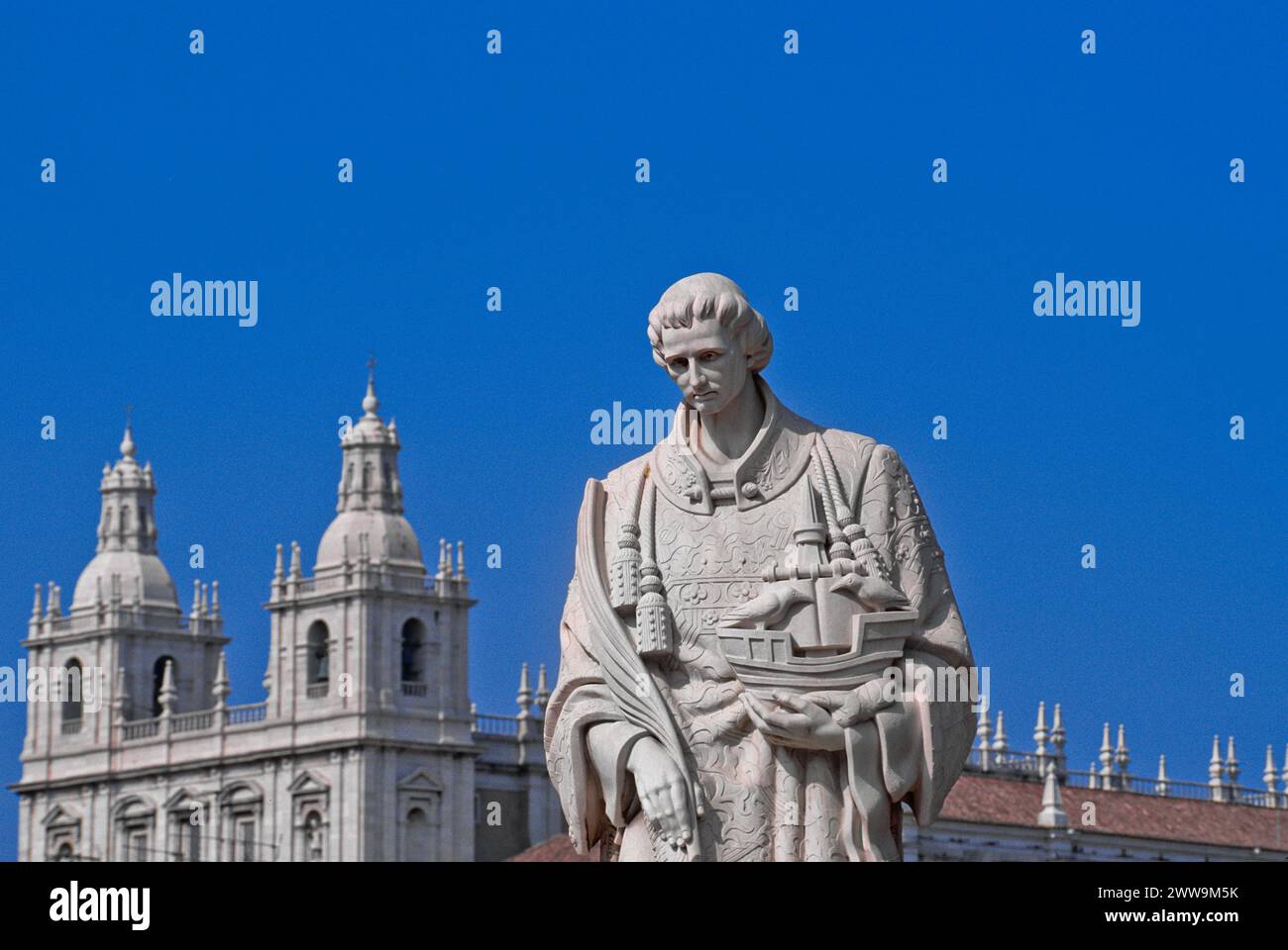 San Vicente de fora (St. Vincent, Schutzpatron der Stadt) Statue und St. Vincent's Church, ein ehemaliges Kloster im Stadtteil Alfama in Lissabon, Portugal Stockfoto