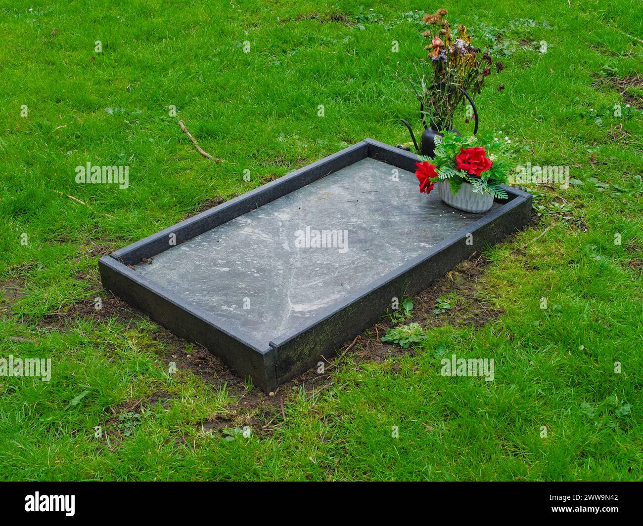 Ein unmarkierter Grabstein auf einem Friedhof Stockfoto