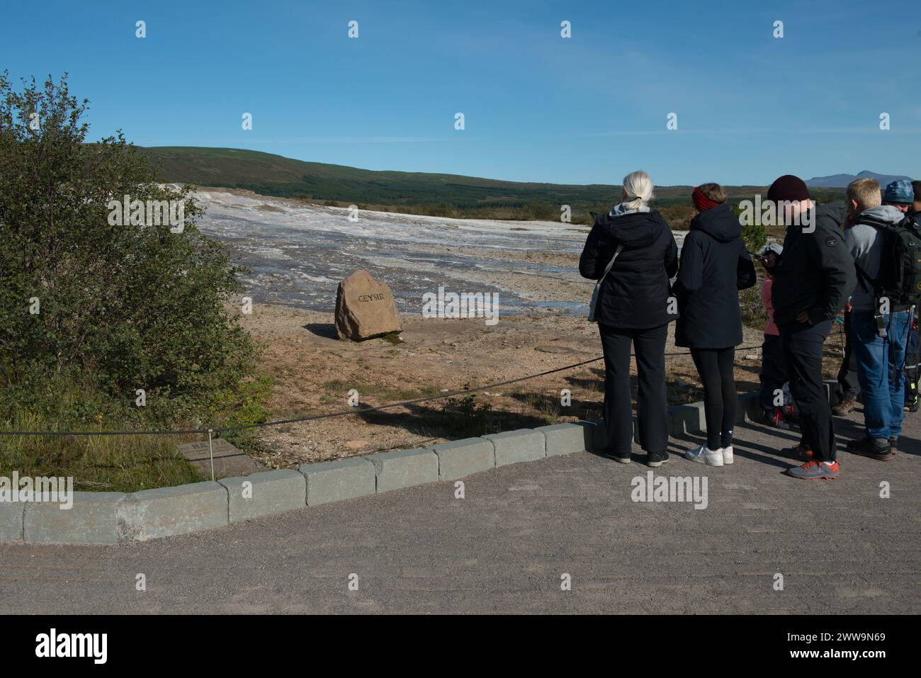 Touristenansicht die Markierung des Großen Geysirs, oder Stori-Geysir, der derzeit im Geothermiegebiet Geysir ruht, Teil des Golden Circle. Stockfoto