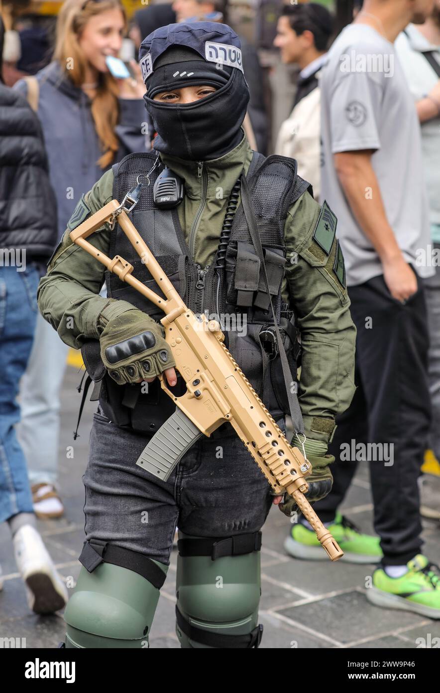 Jerusalem, Israel. März 2024. Ein Junge in einem Soldatenkostüm, ein Polizist mit einer Spielzeugpistole auf dem Jerusalemmarkt. Quelle: Yoram Biberman/Alamy Live News. Stockfoto