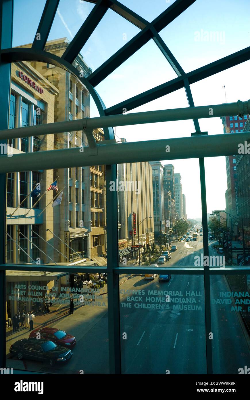 Washington Street vom Artsgarden aus gesehen, in dem sich der Cultural Concierge im Zentrum von Indianapolis, Indiana, USA befindet Stockfoto