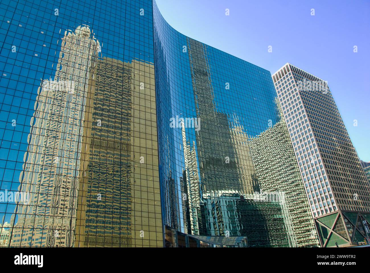 Details zu Gebäudereflexionen – Chicago, Illinois – USA Stockfoto