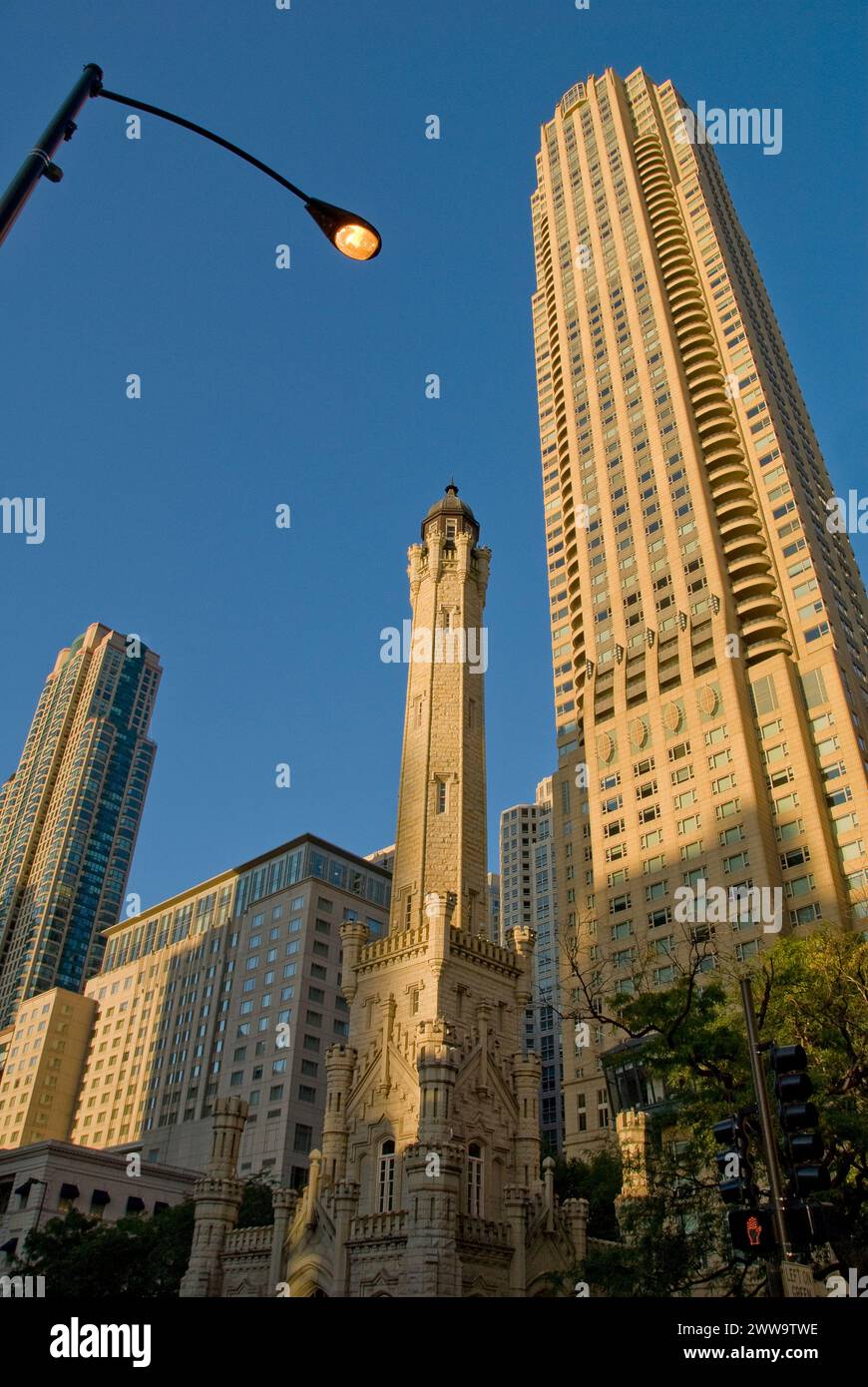 Der alte Chicago Water Tower wurde 1869 erbaut und überlebte das große Feuer von Chicago – ein Hauptsymbol der Stadt ist heute von Bürotürmen umgeben Stockfoto