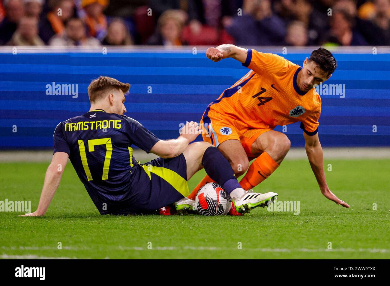 Amsterdam, Niederlande. März 2024. AMSTERDAM, NIEDERLANDE - 22. MÄRZ: Stuart Armstrong aus Schottland kämpft am 22. März 2024 in der Johan Cruijff Arena gegen Tijjani Reijnders aus den Niederlanden. (Foto: Broer van den Boom/Orange Pictures) Credit: Orange Pics BV/Alamy Live News Stockfoto