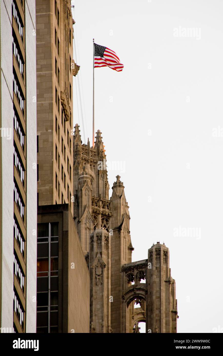 Der 1925 erbaute Tribune Tower im neogotischen Stil, 34 Stockwerke - Heimat der Zeitung Chicago Tribune - Chicago, Illinois - USA Stockfoto