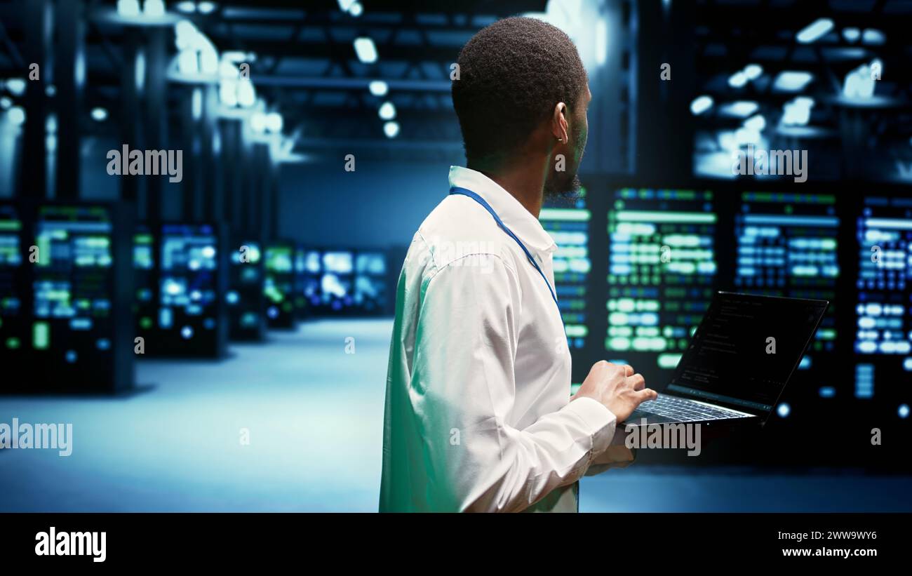 Vernetzte Computer, die ein Servernetzwerk erstellen und die erforderliche Arbeitsspeicher- und Betriebsgeschwindigkeit bereitstellen. Supercomputer, die Parallelrechner verwenden, um komplexe Berechnungen durchzuführen und große Datenmengen zu verarbeiten Stockfoto