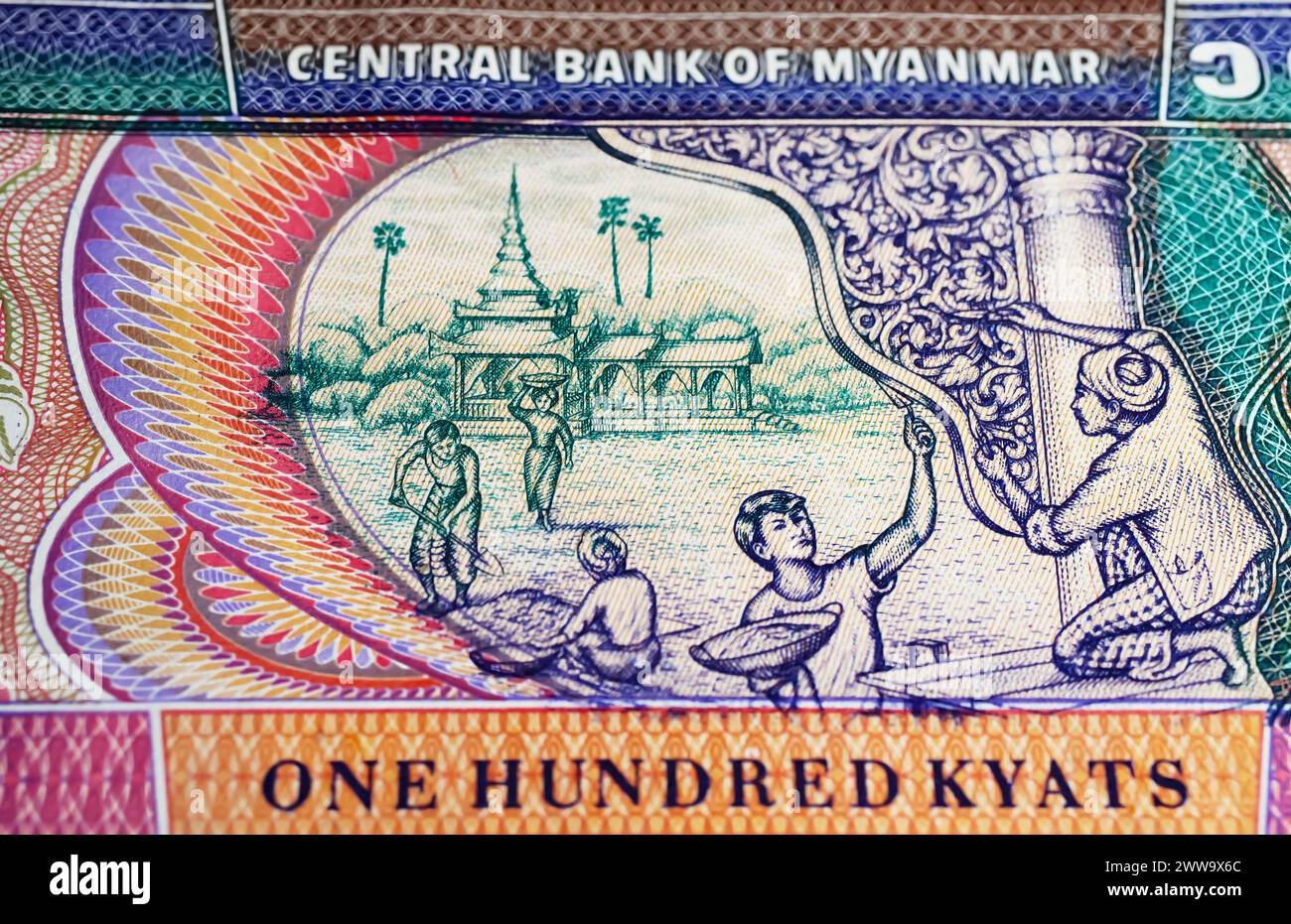 Tempelrenovierungsszene auf Myanmar 100-Kyat-Banknote (Schwerpunkt auf Zentrum) Stockfoto