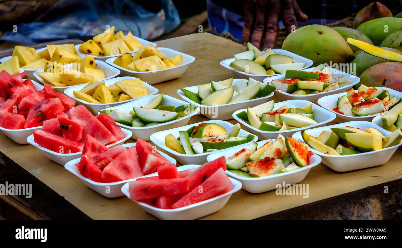 Leckere scharfe Mangos werden an einem kleinen, bunten Verkaufsstand in Kanyakumari, Indien, verkauft. Stockfoto