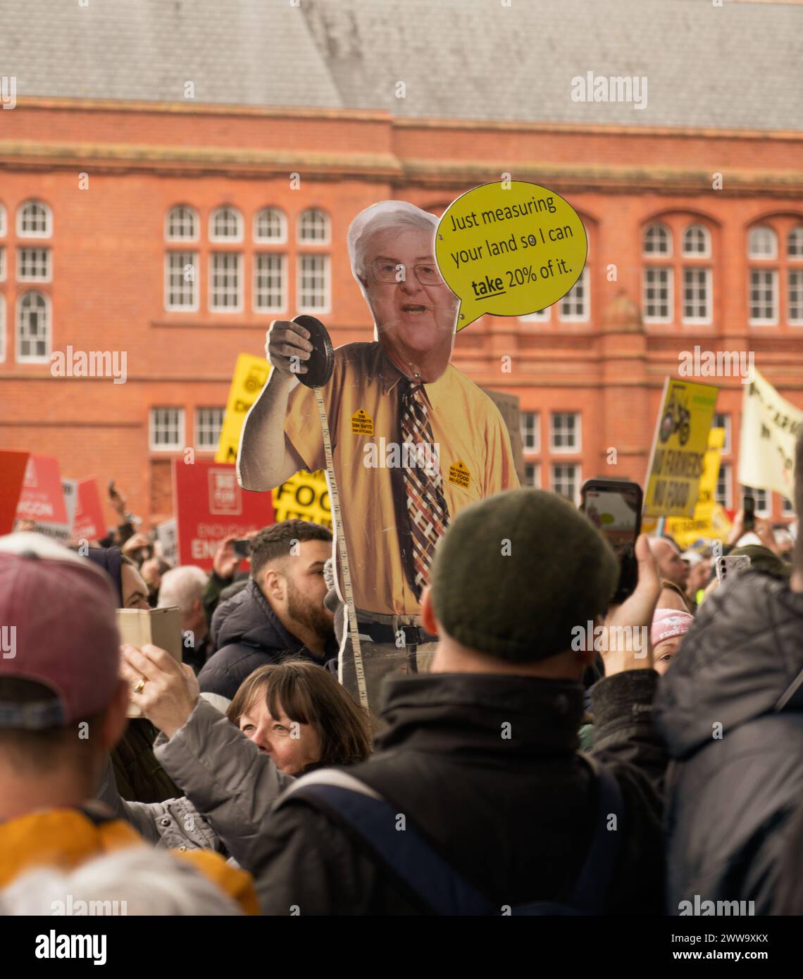 Cardiff, Wales - 28. Februar 2024: Walisische Bauern protestieren im Senedd Stockfoto