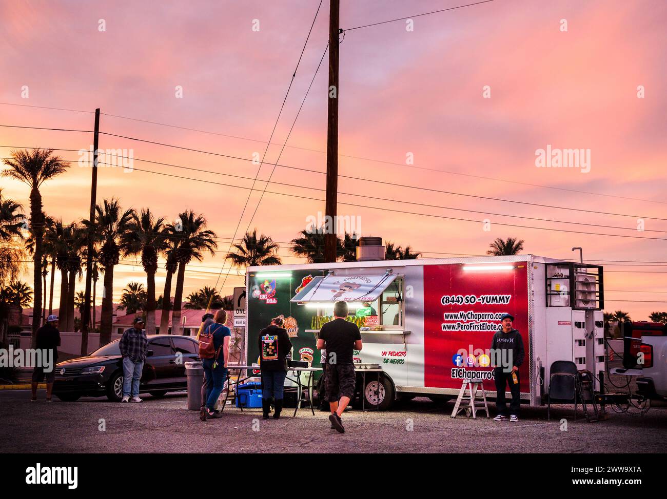 Food Trucks bei Sonnenuntergang in Lake Havasu City in Arizona. Stockfoto