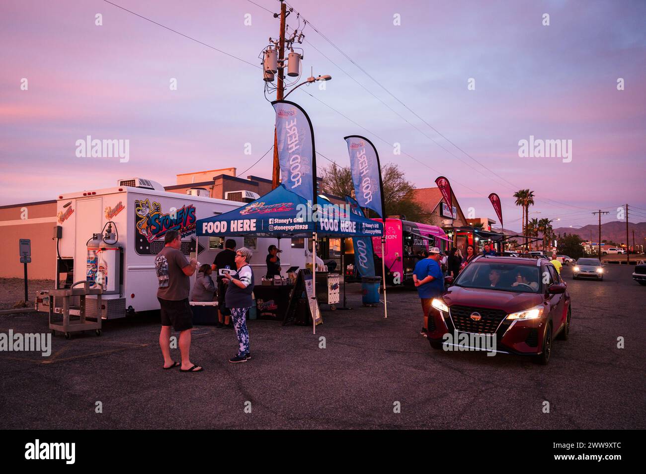 Food Trucks bei Sonnenuntergang in Lake Havasu City in Arizona. Stockfoto