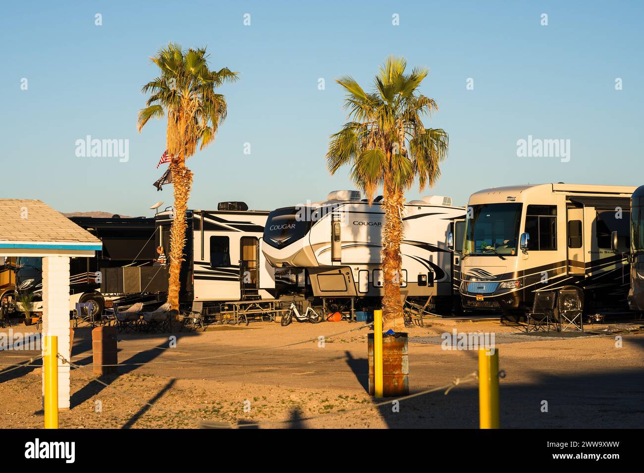 Wohnmobile und Wohnwagen auf einem Campingplatz am Ufer des Lake Havasu Arizona, USA. Stockfoto