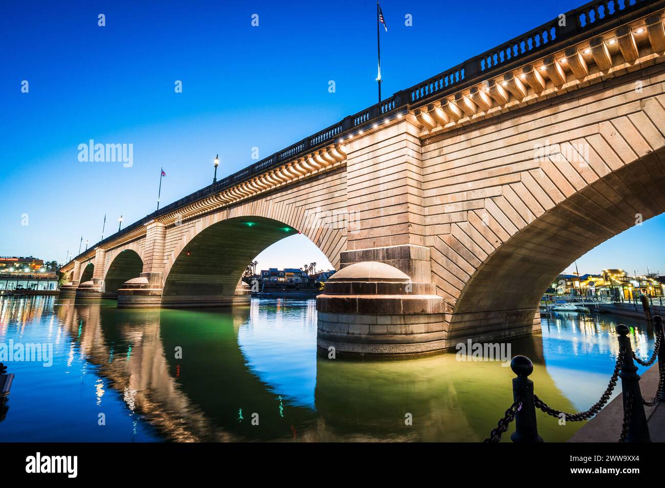 Touristen in der Nähe der alten London Bridge bei Sonnenuntergang, die in den 1970er Jahren von London England nach Lake Havasu Arizona verlegt wurde. Stockfoto