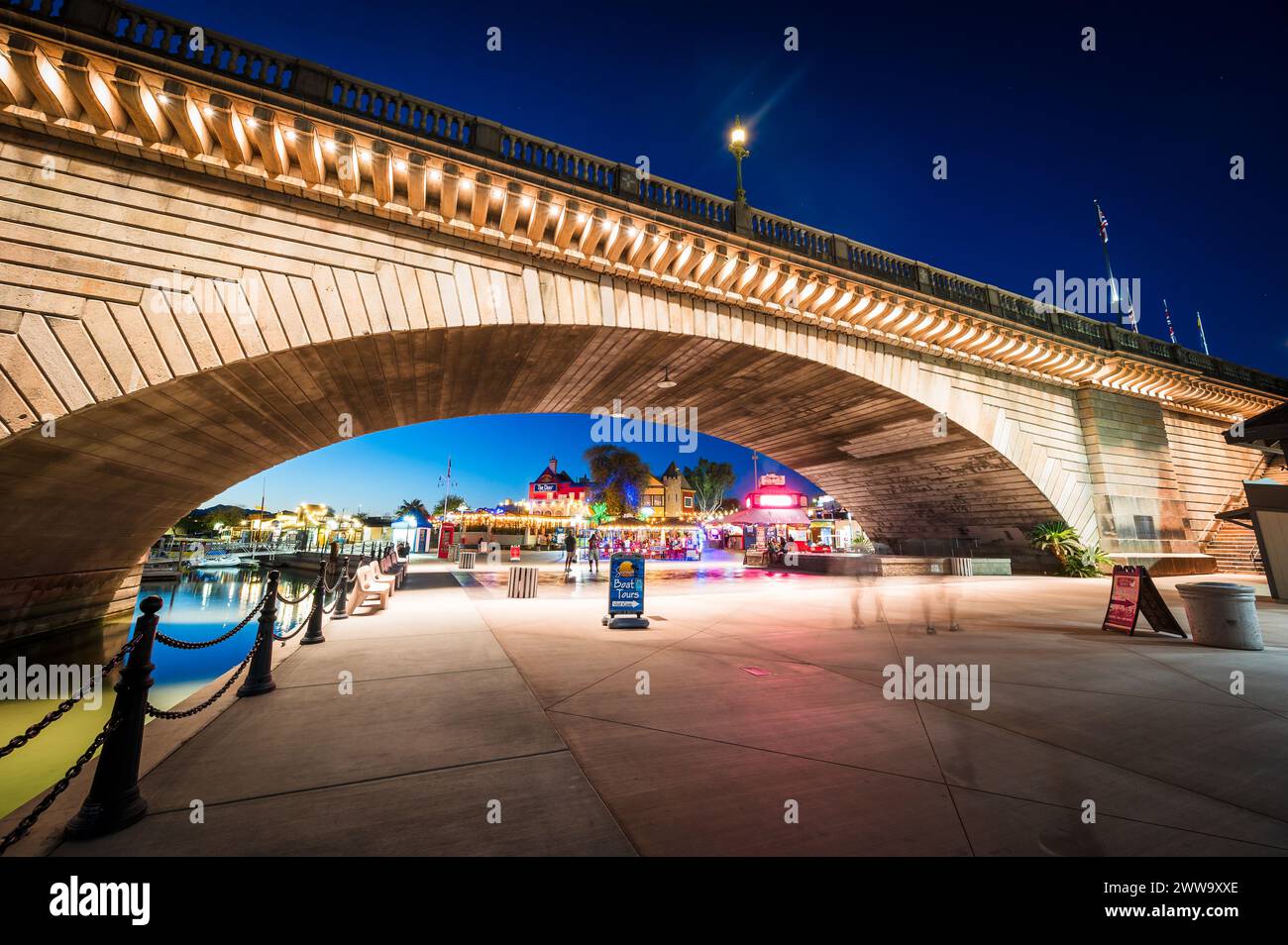 Touristen in der Nähe der alten London Bridge bei Sonnenuntergang, die in den 1970er Jahren von London England nach Lake Havasu Arizona verlegt wurde. Stockfoto