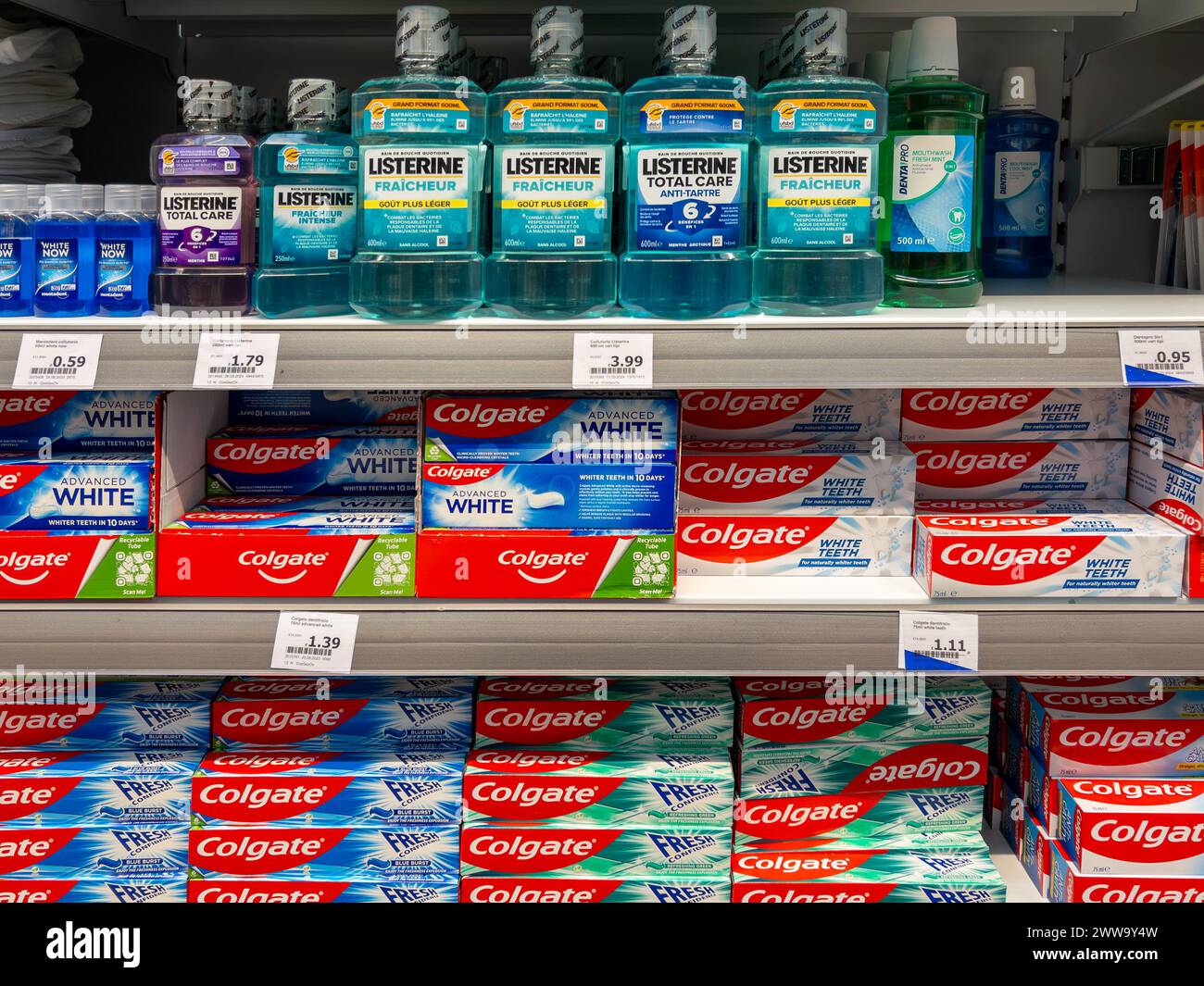 Italien - 20. März 2024: Listerine Mundwasserflaschen und colgate Zahnpasta-Packungen werden in Regalen zum Verkauf im italienischen Supermarkt ausgestellt Stockfoto