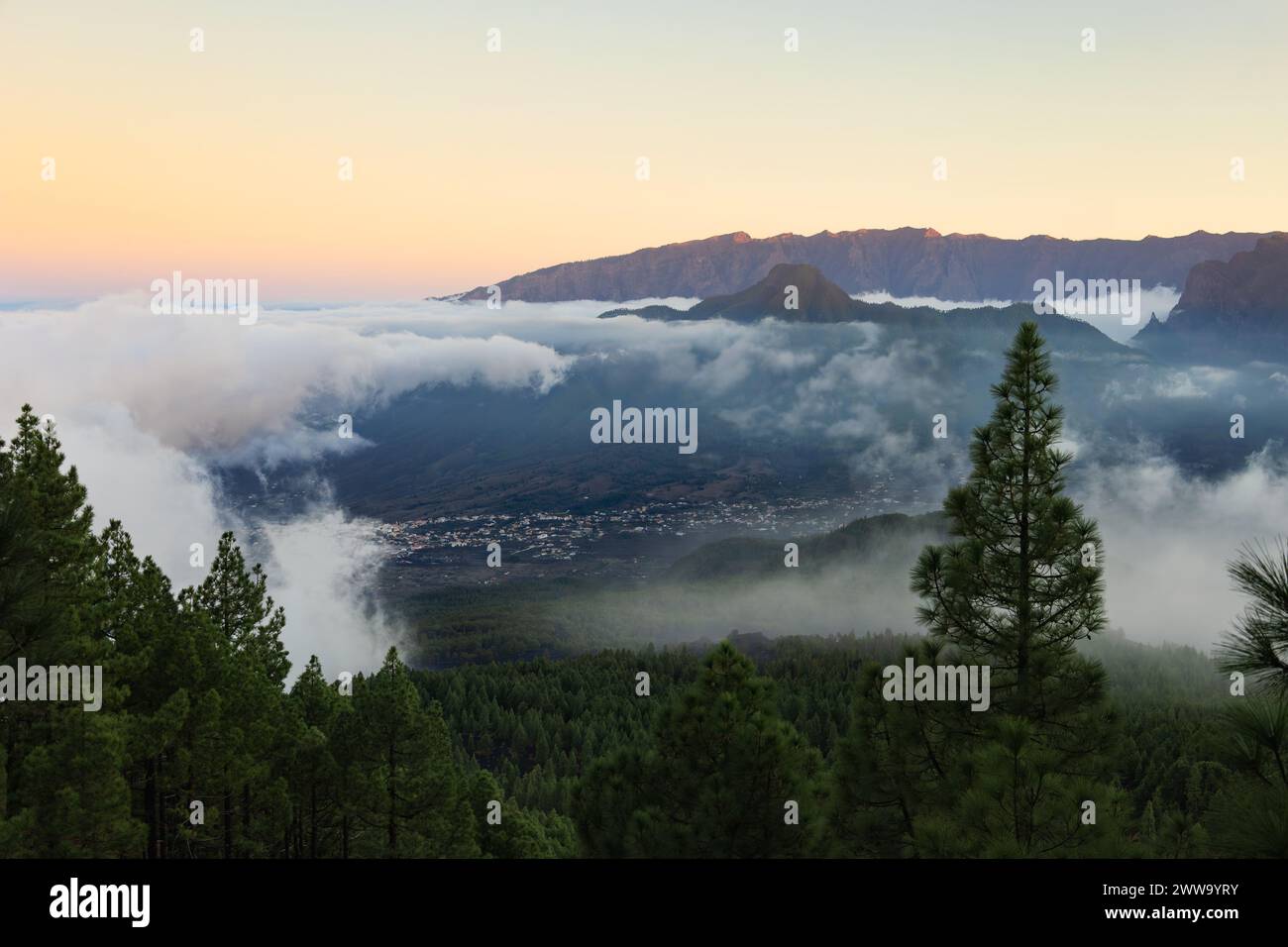 Ein majestätischer Sonnenaufgang über den Wolken auf La Ruta de los Volcanes (Vulkanroute), Parque Natural Cumbre Vieja, mit Blick auf Caldera de Taburiente, La Palma Stockfoto