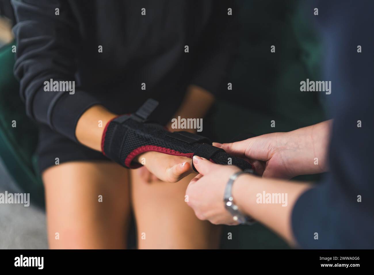 Eine zweiseitige Schiene auf den Mittelfinger nach einem Unfall, drinnen. Hochwertige Fotos Stockfoto