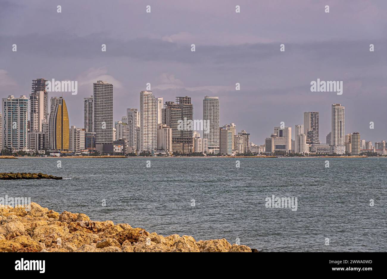 Cartagena, Kolumbien - 25. Juli 2023: Von der Stelle aus gesehen, wo die Calle 33 auf die Avenida Santander trifft, die Skyline der Tall Buildings auf der nordwestlichen Seite der Halbinsel Bocagrande. Fels Stockfoto