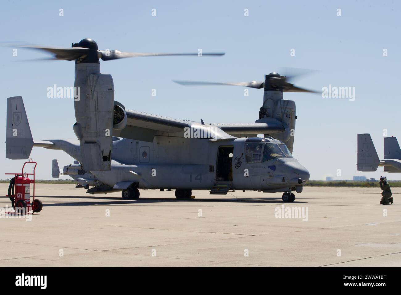 Ein U.S. Marine Corps MV-22B Osprey, der der Marine Medium Tiltrotor Squadron (VMM) 165 (verstärkt), 15. Marine Expeditionary Unit, angegliedert ist, bereitet sich auf den Start auf der Marine Corps Air Station Miramar, Kalifornien, am 20. März 2024 vor. Das Marine Corps gab seine MV-22, einschließlich der 15. MEU, am 8. März 2024 in den Flugstatus zurück, nachdem das Naval Air Systems Command angekündigt hatte, dass das Flugzeug für sicher zu fliegen war. Der dreiphasige Ansatz des Marine Corps beginnt mit einem Schwerpunkt auf der Wiedererlangung der Grundwährung des Fluges, dem Wiederaufbau der Instruktorkader der Einheiten und dem Erlangen von Kenntnissen im Kern- und Grundfähigkeitstraining f Stockfoto