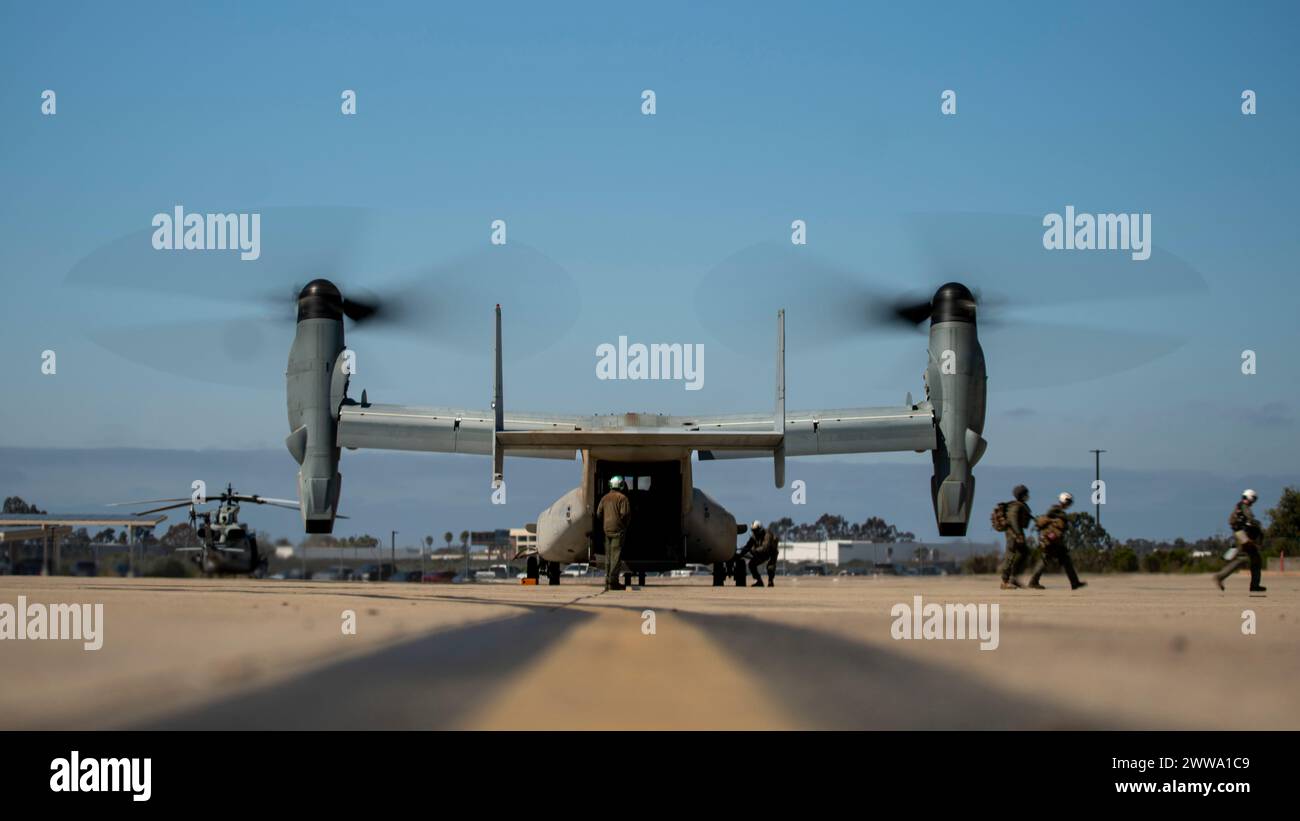 Das U.S. Marine Corps MV-22B Osprey, das der Marine Medium Tiltrotor Squadron (VMM) 165 (verstärkt), 15. Marine Expeditionary Unit, angegliedert ist, bereitet sich auf ein Taxi vor dem Flug auf der Marine Corps Air Station Miramar, Kalifornien, 20. März 2024 vor. Das Marine Corps gab seine MV-22, einschließlich der 15. MEU, am 8. März 2024 in den Flugstatus zurück, nachdem das Naval Air Systems Command angekündigt hatte, dass das Flugzeug für sicher zu fliegen war. Der dreiphasige Ansatz des Marine Corps beginnt mit einem Schwerpunkt auf der Wiedererlangung der grundlegenden Flugwährung, dem Wiederaufbau von Instruktorkadern und der Erlangung von Kenntnissen in Kern- und Grundfertigkeiten Stockfoto