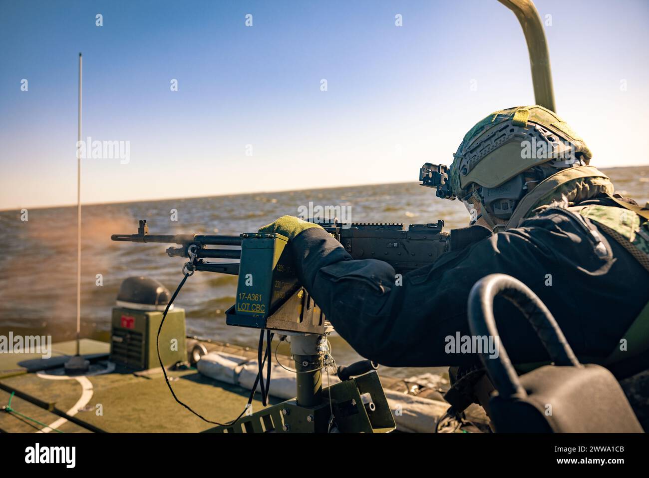 Ein Korps-Marinier mit dem Royal Netherlands Marine Corps feuert während einer Live-Feuerübung bei der Bombardierung der Wasserstraßen von Target 11, North Carolina, am 19. März 2024 eine M240B-Maschinenpistole vom Heck eines schnellen Abfangers und Spezialstreitschiffs ab. Das Royal Netherlands Marine Corps nutzte MCAS Cherry Points Trainingsbereiche, um Live-Feuerübungen von See zu See und von See zu Land durchzuführen, was es den Korps Mariniers ermöglichte, ihre Fähigkeiten zu verfeinern und ihre Einsatzbereitschaft aufrechtzuerhalten. (Foto des U.S. Marine Corps von Lance CPL. Matthew Williams) Stockfoto