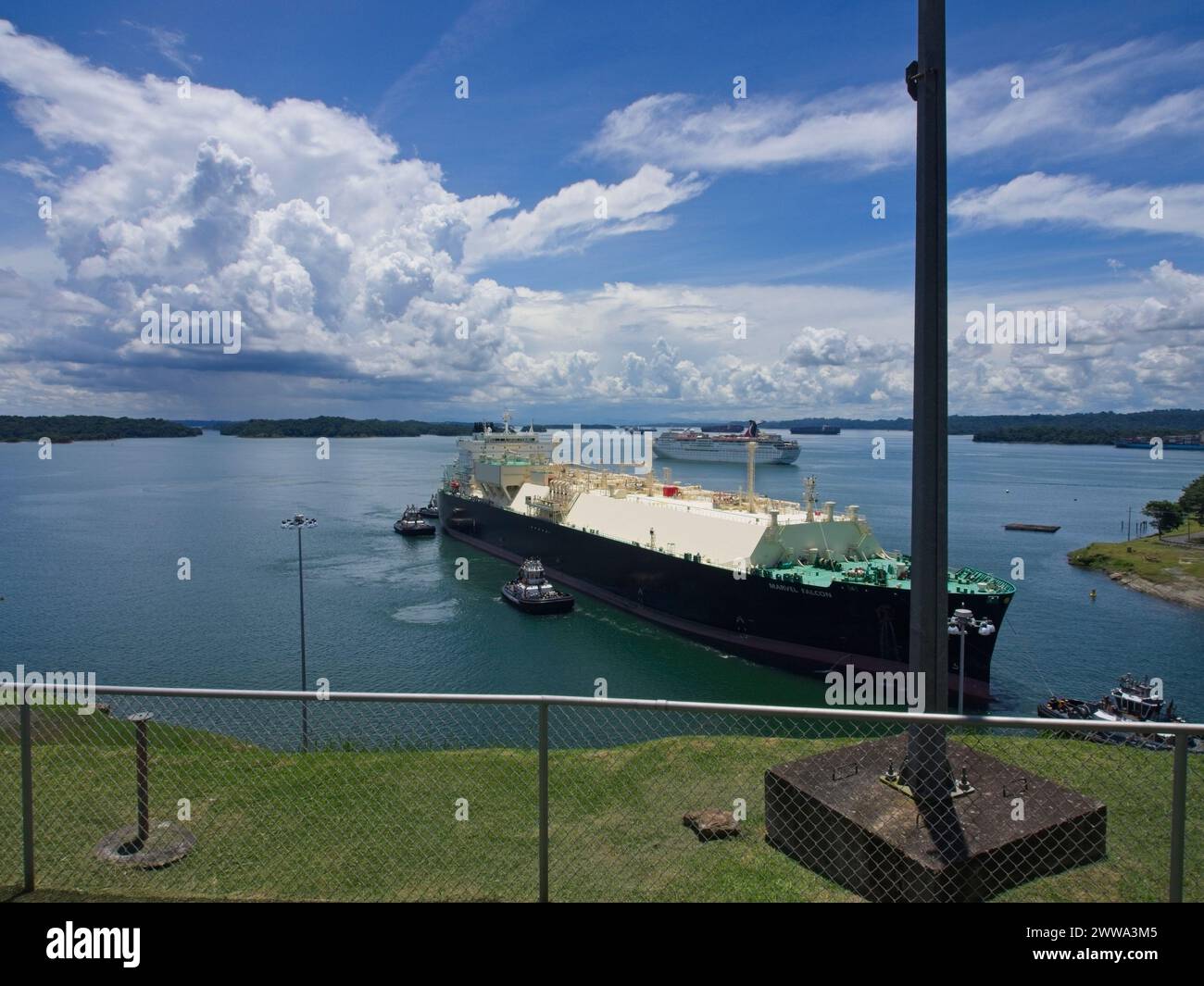 Schiffe, die durch den Panama-Kanal Stockfoto