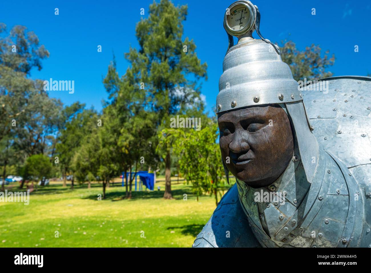 Eine Nahansicht einer Rugby-Skulptur, deren metallischer Glanz den fokussierten Ausdruck des Spielers unterstreicht. Stockfoto