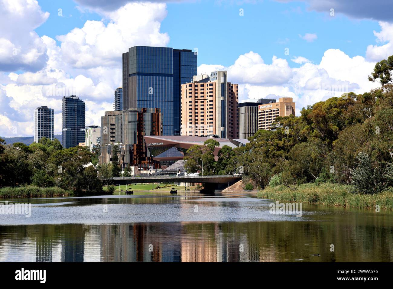 Blick über den Fluss Torrens bis zur Stadt Adelaide in Australien Stockfoto
